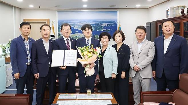 [창원=뉴시스] 강경국 기자 = 김이근 경남 창원시의회 의장이 2023 지방의정대상에서 정책연구 부문 최우수상을 수상한 미래일자리연구회 소속 의원들과 기념촬영을 하고 있다. (사진=창원시의회 제공). 2023.06.30. photo@newsis.com *재판매 및 DB 금지