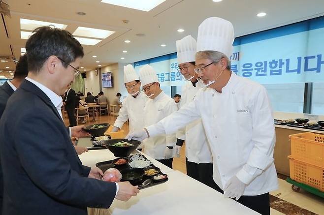 30일 서울 중구 우리금융 본점 식당에서 (왼쪽부터)임종룡 회장, 박봉수 노조위원장, 이원덕 은행장, 조병규 은행장 내정자가 직원들의 점심을 배식하고 있다. (사진=우리금융 제공) *재판매 및 DB 금지