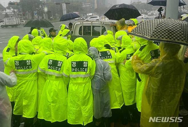 [제주=뉴시스] 양영전 기자 = 경찰과 정의당 제주도당이 30일 오후 제주시 노형동 주제주일본국총영사관 인근에서 단식농성을 위한 천막을 실은 차량을 둘러싸고 몸싸움을 벌이고 있다. 정의당 제주도당 이날 일본 후쿠시마 원전 오염수 해양 방류 저지를 위한 동조단식 천막농성에 돌입했다. 20230.06.30. 0jeoni@newsis.com