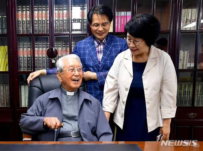 [광주=뉴시스] 이영주 기자 = 윤공희(빅토리노) 대주교(사진 왼쪽)가 30일 오후 광주 동구 5·18민주화운동기록관 6층 옛 자신의 집무실 의자에 앉아 홍인화 5·18기록관장(사진 오른쪽), 김홍길 5·18기록관 학예연구사와 기념사진을 촬영하고 있다. 윤 대주교는 1980년 5·18 당시 광주가톨릭센터였던 이곳에서 광주대교구장으로서 집무를 보며 금남로에서 계엄군이 광주 시민들을 상대로 벌이는 참혹한 광경들을 목격, 이후 5·18진상규명 운동과 명예회복에 투신했다. 윤 대주교가 이곳 집무실을 찾은 것은 지난 1983년 광주가톨릭센터가 북구 임동으로 옮긴 이후 40년 만이다. 2023.06.30. leeyj2578@newsis.com