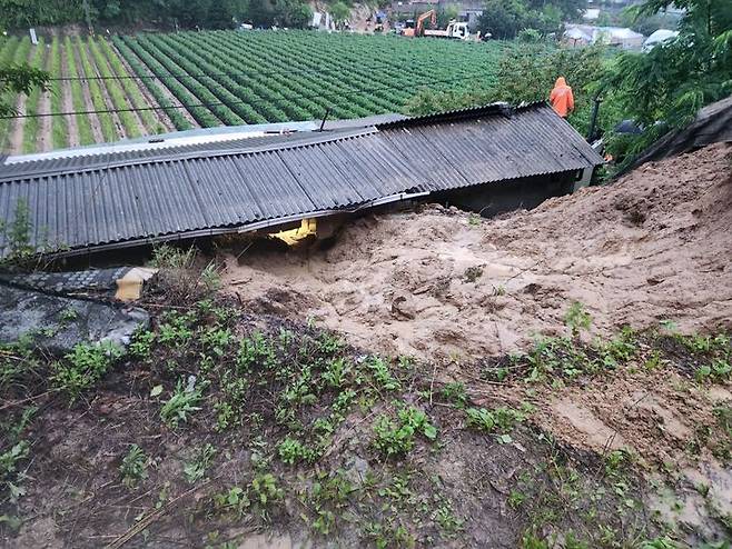 영주시 상망동에서 산사태가 발생해 토사가 산아래 단독주택을 덮쳤다. (사진=경북소방본부 제공) *재판매 및 DB 금지