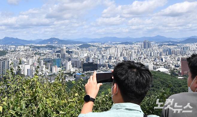 서울 남산에서 바라본 서울 도심. 류영주 기자