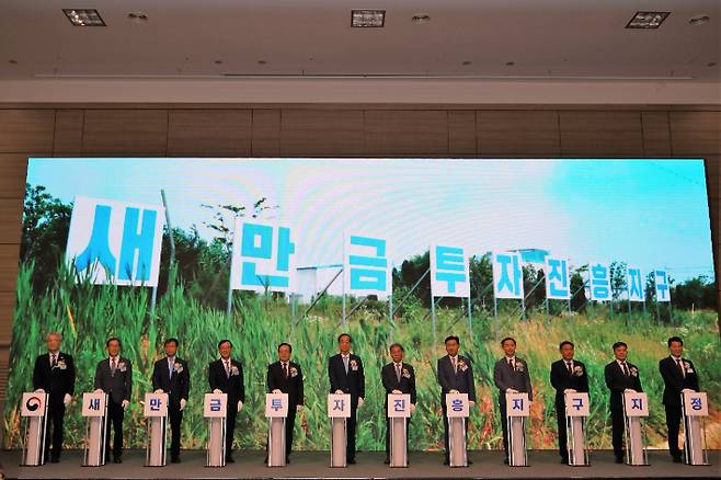 30일 전북 군산에서 열린 새만금 투자진흥지구 지정 선포식에서 한덕수 국무총리와 김규현 새만금개발청장을 비롯한 참석자들이 지정 선포 퍼포먼스를 하고 있다. 새만금개발청 제공