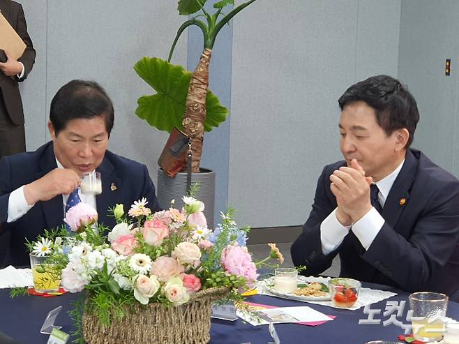 공영민 고흥군수(왼쪽)가 고흥군을 방문한 원희룡 장관과 만나 음료를 마시고 있다. 고영호 기자