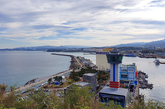 ▲묵호항 전경. 동해시는 내년 말까지 묵호 수변공원 주변에 오션뷰를 갖춘 주차빌딩을 건립하기로 했다. ⓒ프레시안