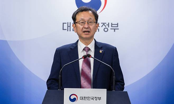 정승윤 국민권익위원회 부위원장이 29일 서울 종로구 정부서울청사에서 2022년 공공기관 청탁금지법 운용 실태점검 결과를 발표하고 있다. 연합뉴스