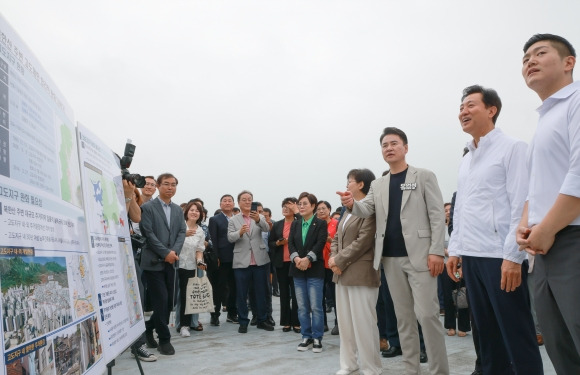 오언석(오른쪽 세 번째) 서울 도봉구청장이 30일 도봉구 덕성여대 차미리사기념관에서 오세훈(오른쪽 두 번째) 서울시장과 북한산 고도지구 완화에 관한 이야기를 나누고 있다. 도봉구 제공