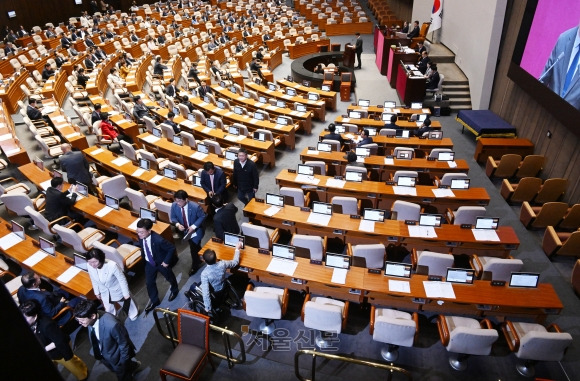 30일 국회 본회의에서 국민의힘 의원들이 ‘노란봉투법’(노동조합 및 노동관계조정법 개정안) 부의 여부 토론 중 퇴장하고 있다. 2023.6.30 안주영 전문기자