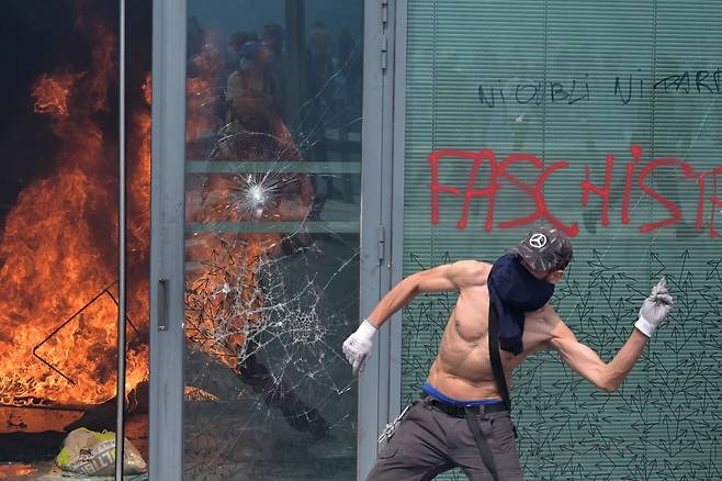 6월29일 나엘 추모 행진에서 시위에 나선 시민. ⓒAFP PHOTO