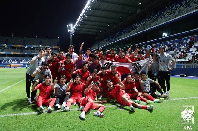 한국 U-17 축구대표팀이 29일(현지시간) 태국 빠툼타니 스타디움에서 열린 2023 AFC U-17 아시안컵 준결승에서 우즈베키스탄을 꺾고 결승 진출을 확정한 뒤 기념촬영을 하고 있다.   대한축구협회 제공