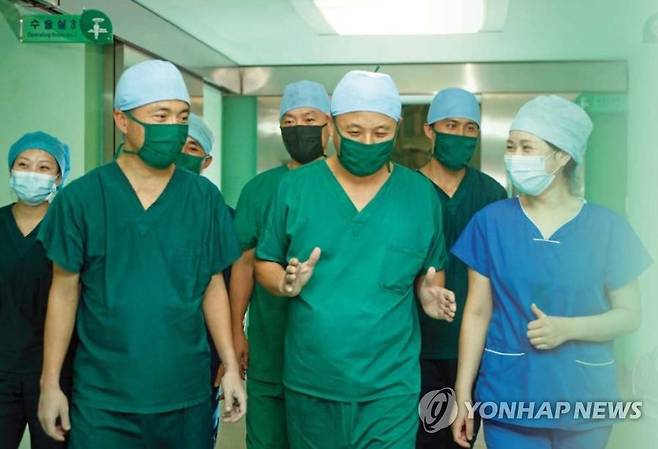 북한 옥류아동병원 의료진들 북한 대외선전매체 '조선의 오늘'이 2023년 4월 평양 옥류아동병원 심장혈관외과 리철진 과장(가운데)을 보도한 사진