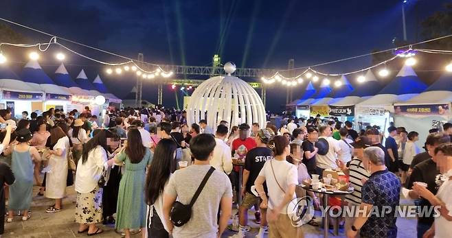 맥주 마시며 시원한 여름 시작해요 [연합뉴스 자료사진]