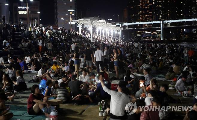 여름철 민락수변공원에서 음주를 즐기는 시민들 [연합뉴스 자료사진]