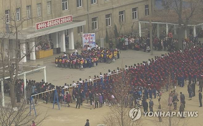 북한 입학식 (평양=연합뉴스) 평양 동흥소학교 입학식. 2018.4.5  [사진공동취재단=연합뉴스] photo@yna.co.kr