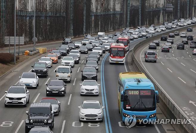 경부고속도로를 달리는 차량들 [연합뉴스 자료사진]