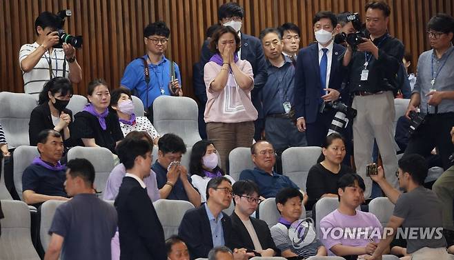 이태원참사 특별법 기원하는 유가족들 (서울=연합뉴스) 한상균 기자 = 30일 국회 본회의에서 이태원참사 유가족들이 특별법 패스트트랙(신속처리안건) 지정 안건 토론을 보고 있다. 2023.6.30 xyz@yna.co.kr