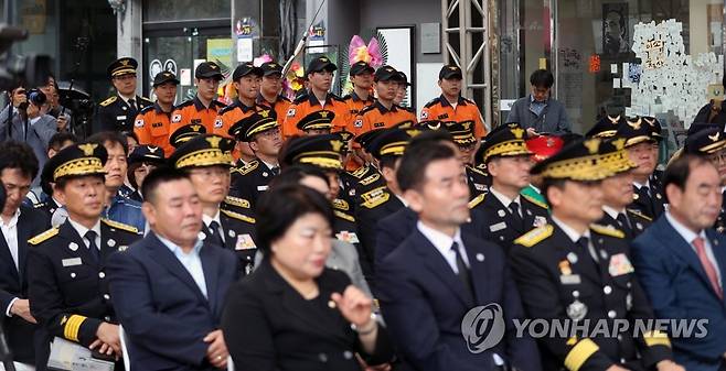 소방관노명래길 명예도로명 기념식 (울산=연합뉴스) 장지현 기자 = 30일 오전 울산 중구 문화의거리 일원에서 열린 소방관노명래길 명예도로명 기념식이 열리고 있다. 2023.6.30 jjang23@yna.co.kr