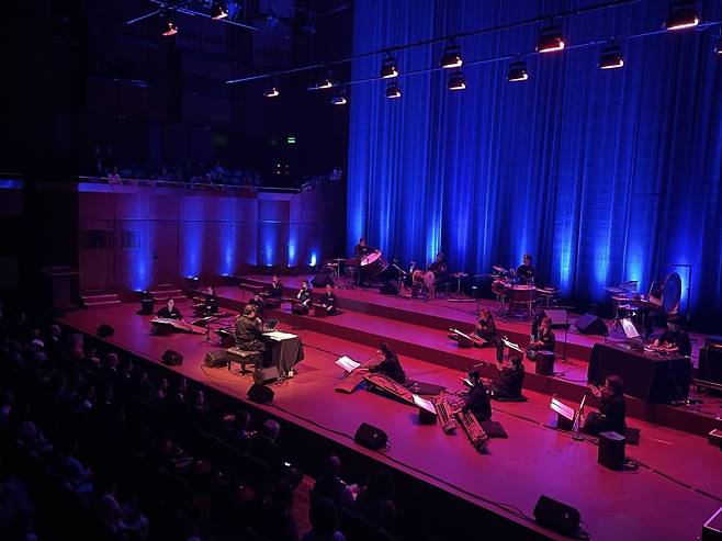 디오니소스 로봇 (프랑크푸르트=연합뉴스) 이율 특파원 =  한독 수교 140주년을 기념해 독일 프랑크푸르트의 가장 유서깊은 오페라극장 알테오퍼에서 29일(현지시간) 경기시나위오케스트라가 국악 공연을 하고 있다. 2023.6.29