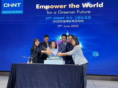 CHINT 한국 사무소 개소식 - 왼쪽에서 오른쪽으로: Ms Lin Ying Hua, Director, Astronergy Solar Korea, Er. Lim Say Leong, IEC Ambassador (2018-2021) and Technical Director of Asia Pacific, CHINT Global and Sunlight Electrical, Ms. Lisa Wu, Deputy General Manager, Asia Pacific, CHINT Global, Mr Kim Hana, Deputy Country Director, CHINT Electric Korea, Mr Bruce Li, Country Director, CHINT Electric Korea, and Ms Li Bao Ying, Purchasing Manager, Astronergy Solar Korea.