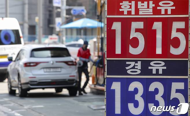 국내 주유소 휘발유와 경유 판매 가격이 동반 하락세를 이어가고 있다. 한국석유공사 유가정보시스템 오피넷에 따르면 6월 셋째 주 전국 주유소 휘발유 평균 판매 가격은 리터당 1575.8원으로 지난주보다 6.6원 내렸으며, 경유 평균 판매 가격은 전주보다 8.7원 하락한 리터당 1387.6원으로 집계됐다. 사진은 25일 서울 시내 한 주유소의 모습. 2023.6.25/뉴스1 ⓒ News1 김도우 기자