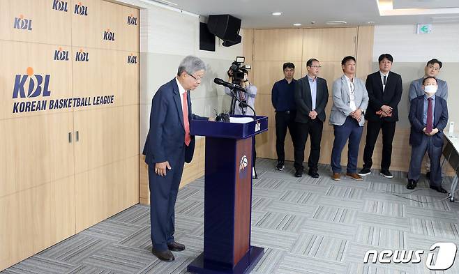 김희옥 KBL(프로농구연맹) 총재가 16일 오전 서울 강남구 KBL센터에서 고양 데이원의 회원자격을 박탈(제명)하기로 한 임시총회 결정을 발표를 마치고 인사를 하고 있다. 2023.6.16/뉴스1 ⓒ News1 박세연 기자