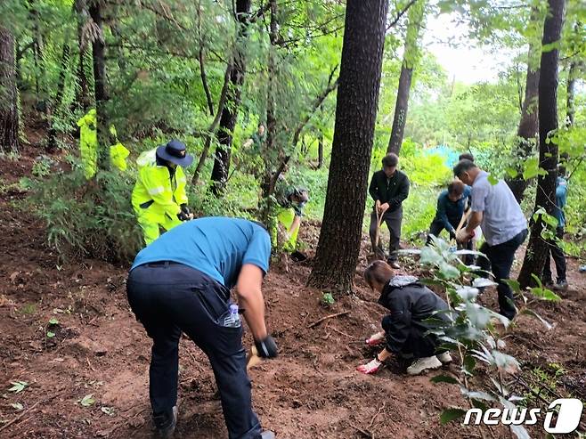 경남 거제에서 출생신고를 하지 않은 생후 5일 된 영아를 야산에 유기한 사실혼 관계의 부부가 경찰에 붙잡혔다. 30일 오전 영아 시신을 찾기 위해 경찰이 거제의 한 야산에서 수색 작업을 하고 있다. (경남경찰청 제공)/2023.6.30. ⓒ News1 강정태 기자