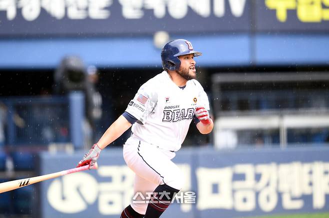 두산 로하스가 6일 잠실야구장에서 열린 2023 KBO리그 한화와 경기 4회말 무사1루 우전안타를 치고 있다. 잠실 | 최승섭기자 thunder@sportsseoul.com