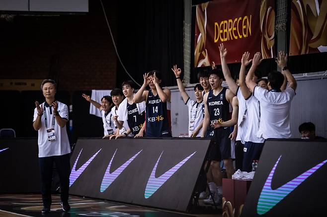 이세범 감독과 U-19 남자농구대표팀. 사진제공=FIBA