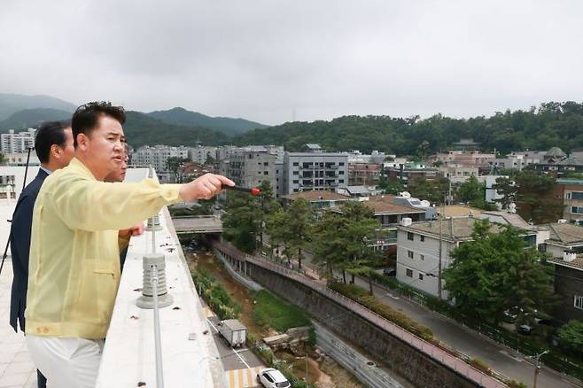 오언석 도봉구청장이 도봉구 준공업지역을 둘러보고 있다.