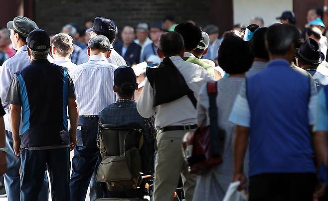 서울 종로구 탑골공원에서 휴식을 취하고 있는 어르신들./뉴스1