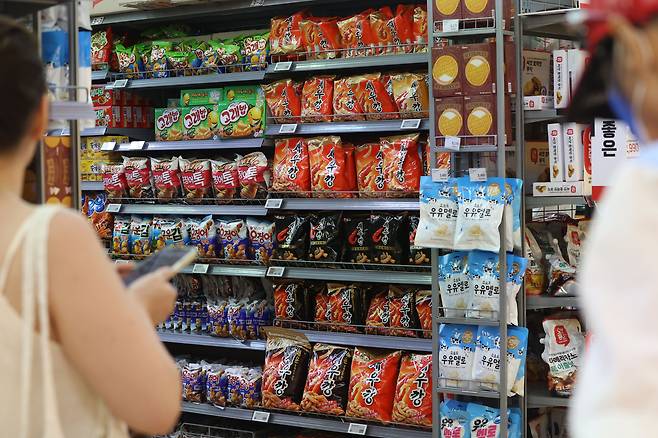 라면 업계의 제품 가격 인하 움직임이 식품업계 전반으로 확산하고 있는 서울의 한 대형마트에 과자가 진열되어 있다./연합뉴스