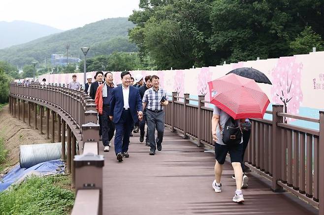 김성제 의왕시장이 백운호수공원 생태탐방로를 걸으며 시민들과 인사하고 있다. ⓒ의왕시 제공