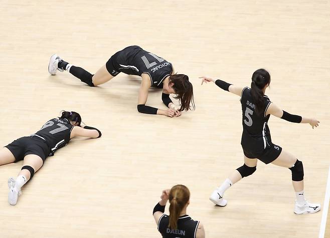 한국 여자 배구대표팀이 국제배구연맹(FIVB) 2023 발리볼네이션스리그에서 2년 연속 전패 위기에 놓였다. 위 사진은 대표팀 선수들이 지난달 27일 불가리아전에서 수비 실패 뒤 아쉬워하는 모습. 수원=뉴스1