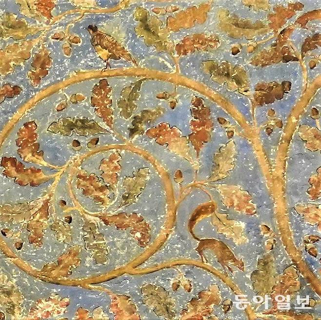 교황의 침실 벽 프레스코화. 식물 덩굴 속에 다람쥐, 새가 그려져 있다.