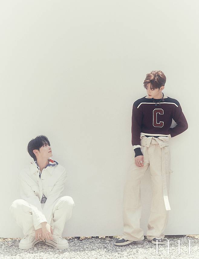 한빈이 입은 데님 재킷과 팬츠, 플랫폼 스니커즈는 모두 Fendi by Marc Jacobs. 프린트 티셔츠와 후디드는 모두 Wesken. 링은 Bulletto. 하오가 입은 스웨터와 네크리스는 모두 Coach 1941. 팬츠는 Off-White™. 스니커즈는 Axel Arigato. 이어링과 링은 모두 Bulletto.