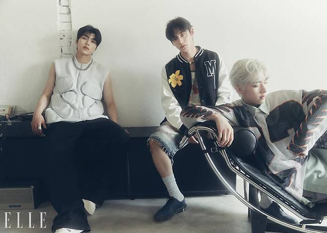 건욱이 입은 니트 베스트와 팬츠, 체인 네크리스, 스니커즈는 모두 Off-White™. 브레이슬릿과 링은 모두 Bulletto. 지웅이 입은 스타디움 재킷은 Moncler x Frgmt. 슬리브리스 톱은 From Arles. 데님 쇼츠는 Wesken. 비즈 네크리스와 이어링은 모두 Jiwon Choi. 레이스업 슈즈는 Dr. Martens x Undercover. 리키가 입은 메시 톱과 그린 셔츠, 데님 팬츠는 모두 Dries Van Noten. 이어링은 Bulletto.