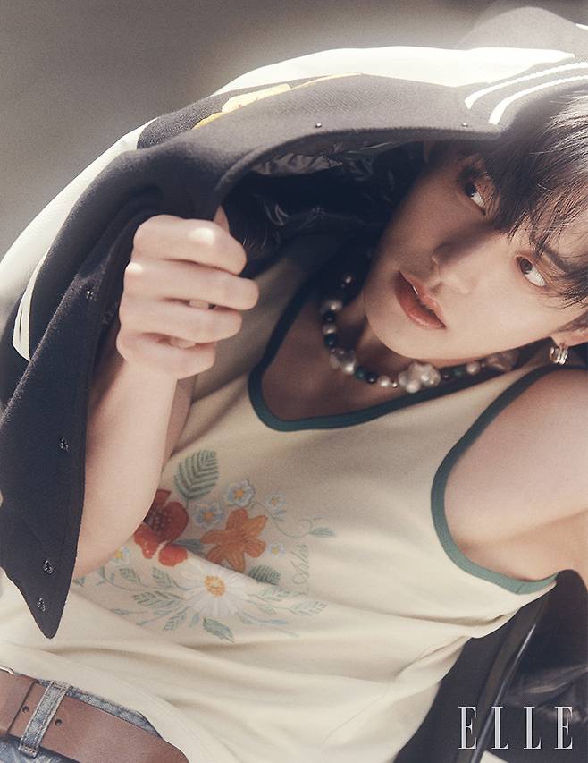 스타디움 재킷은 Moncler x Frgmt. 슬리브리스 톱은 From Arles. 데님 쇼츠는 Wesken. 비즈 네크리스와 이어링은 모두 Jiwon Choi. 벨트는 스타일리스트 소장품.