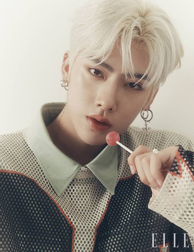 메시 톱과 그린 셔츠, 데님 팬츠는 모두 Dries Van Noten. 십자가 모티프의 이어링은 Bulletto. 오른쪽 귀에 레이어드한 이어링은 모두 Jiwon Choi. 볼드한 링은 Portrait Report.