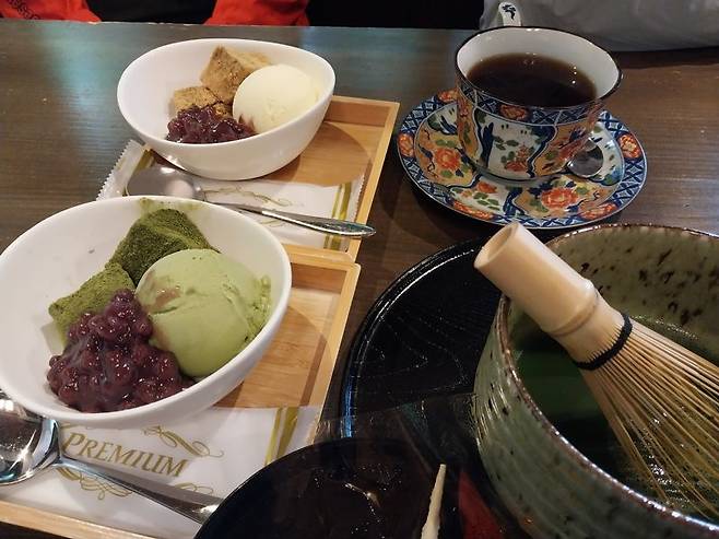 유후인 거리의 카페 하나요리에서 먹은 차와 간식들 / 사진=이환주 기자