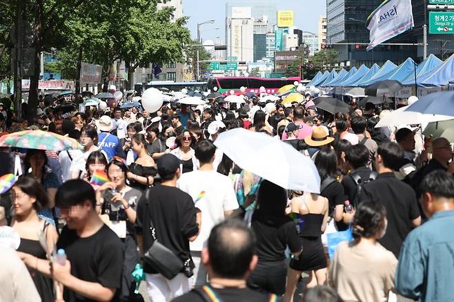 서울퀴어문화축제 인파 (서울=연합뉴스) 임화영 기자 = 1일 오후 서울 을지로 일대에서 열린 제24회 서울퀴어문화축제에서 참가자들이 부스를 둘러보고 있다. 2023.7.1 hwayoung7@yna.co.kr (끝)