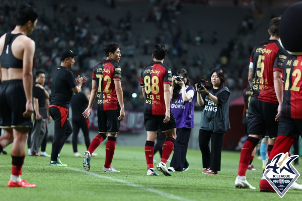 대전하나시티즌전 무승부 이후 아쉬워하고 있는 FC서울 선수들. 사진=프로축구연맹