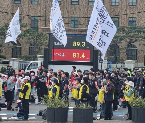 지난 3월 민주노총 집회에 시위 소음을 측정할 수 있는 ‘소음측정 전광판 차량’이 처음 투입됐다. [사진 경찰청]