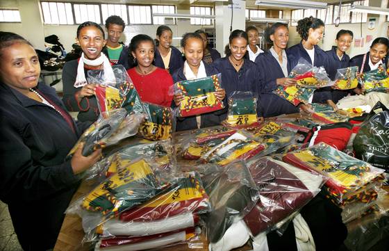 에티오피아의 수도 아디스아바바 외곽에 KOICA가 지어준 의류공장. 직원들은 6·25 전쟁 참전용사 가족들이다. 박상문 기자