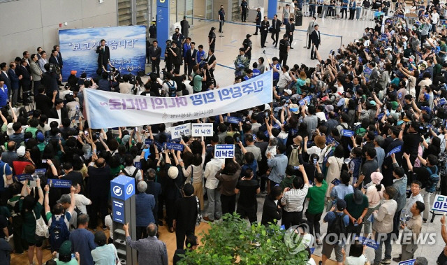 ▲ 이낙연 전 총리가 지난 24일 1년간의 미국 유학 생활을 마치고 인천국제공항을 통해 귀국한 뒤 지지자들을 향해 발언하고 있다. (연합뉴스)