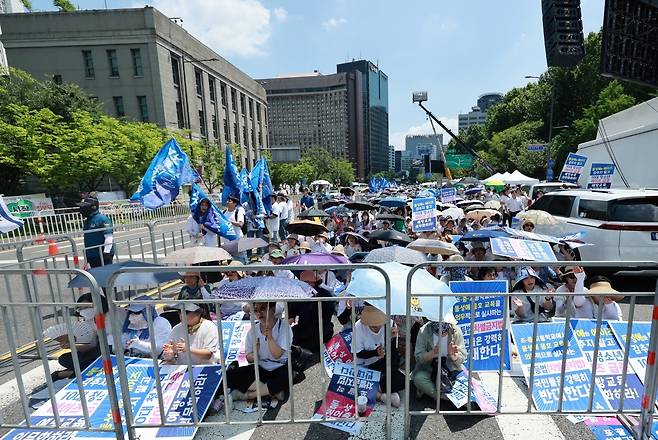 동성애퀴어축제반대국민대회 주최로 1일 오후 서울 세종대로 시의회 앞에서 '2023 통합국민대회 거룩한방파제' 행사가 열리고 있다. 사진=연합