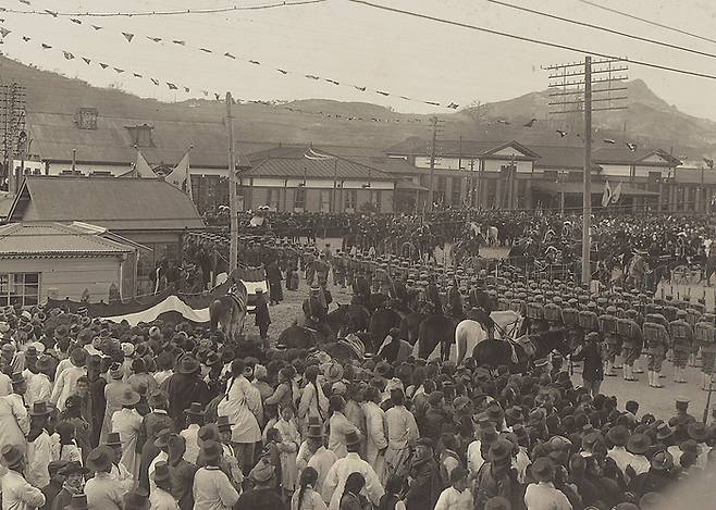 <서북순행사진첩> 1909년 남대문역에서 백성들이 순종 황제를 기다리고 있다. 국립고궁박물관 소장