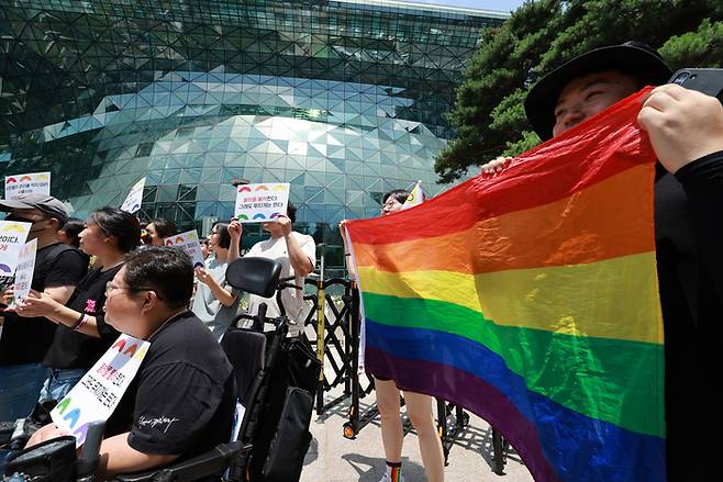 ‘서울시 차별행정에 분노하는 인권시민종교사회단체’에 참여하고 있는 단체 관계자와 2023 서울퀴어문화축제 참가자들이 1일 오후 서울시청 앞에서 소수자 배제, 서울시의 차별행정을 규탄하며 기자회견을 열고 있다. 연합뉴스