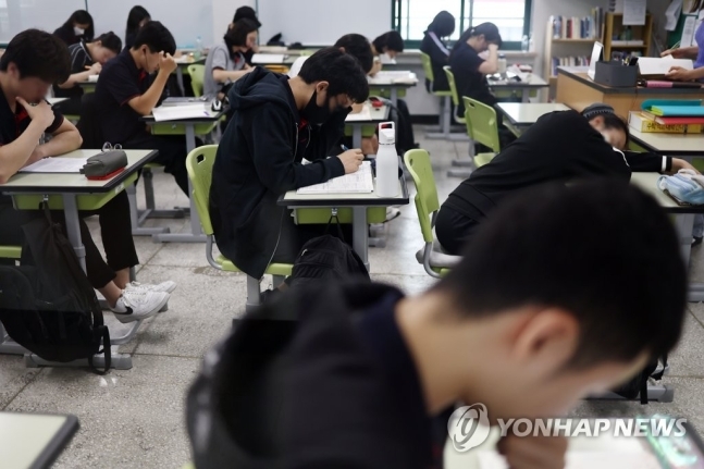 서울의 한 고등학교 3학년 교실에서 학생들이 공부하고 있다. 사진은 기사와 직접적인 연관 없음. [사진 = 연합뉴스]