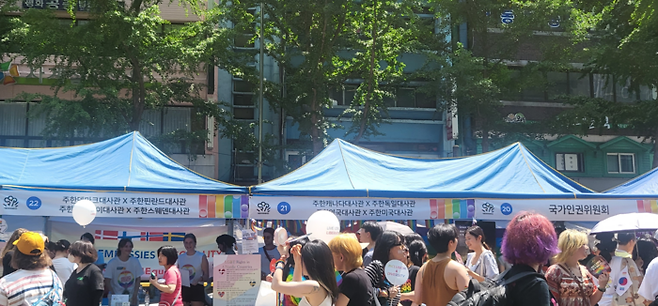 1일 을지로 일대에서 열린 서울퀴어축제 행사장에 중 주한미국대사관 등 각국 대사관 부스와 국가인권위원회 부스가 설치 돼 있다. [이지안 기자]