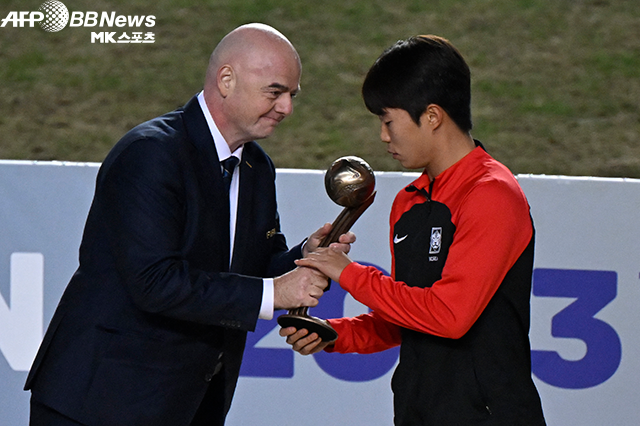 이승원(오른쪽)이 잔니 인판티노 국제축구연맹 회장으로부터 2023 U-20 월드컵 브론즈볼을 받고 있다. 사진=AFPBBNews=News1